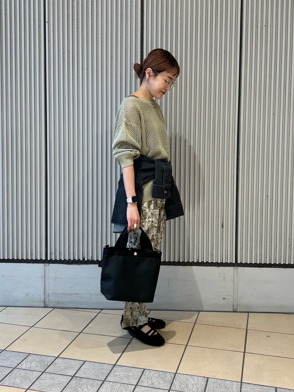 グリーン系のニット/セーター、ベージュ系のその他パンツ、ブラック系のシャツ/ブラウスを着用したレディースの春コーディネートの2枚目の写真