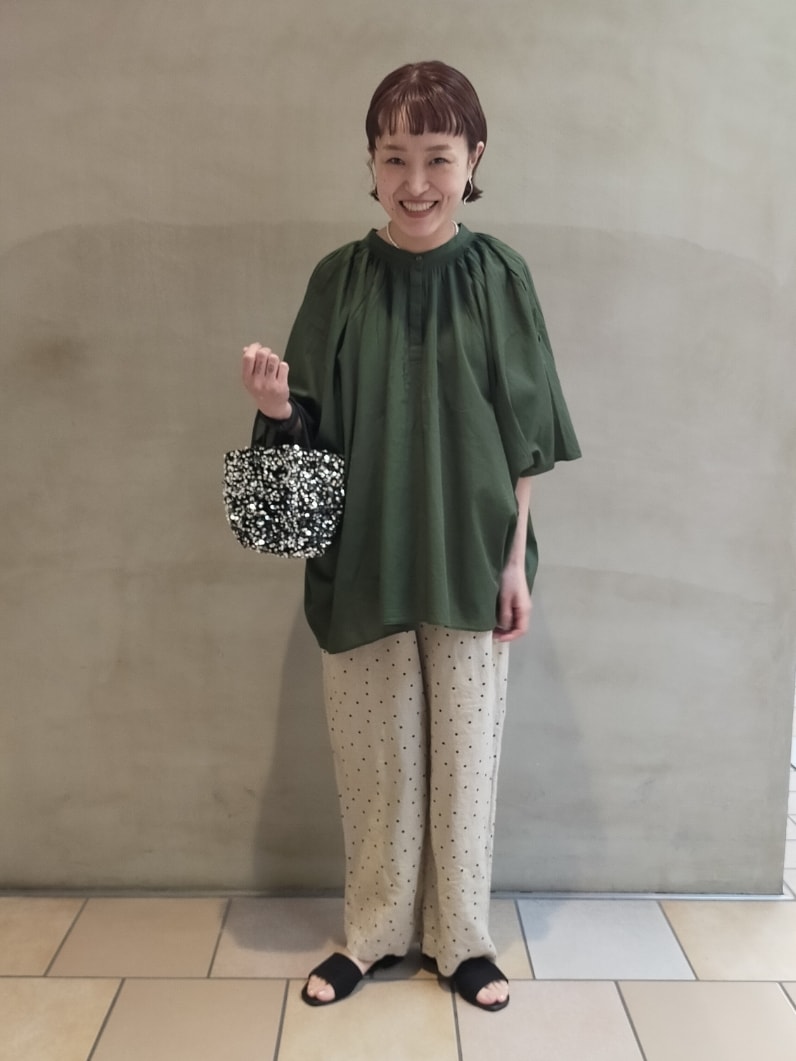 「きれいめカジュアル、オトナ女子、今日のコーデ、キレイめカジュアル、パンツコーデ、ママコーデ、アーバンリサーチドアーズ、ロデスコ」|「URBAN RESEARCH DOORSのコットンボイルロールアップスリーブブラウス(シャツ/ブラウス、グリーン系)」を使った、mayouedaさん(レディース・156cm)の春コーディネートの4枚目の写真