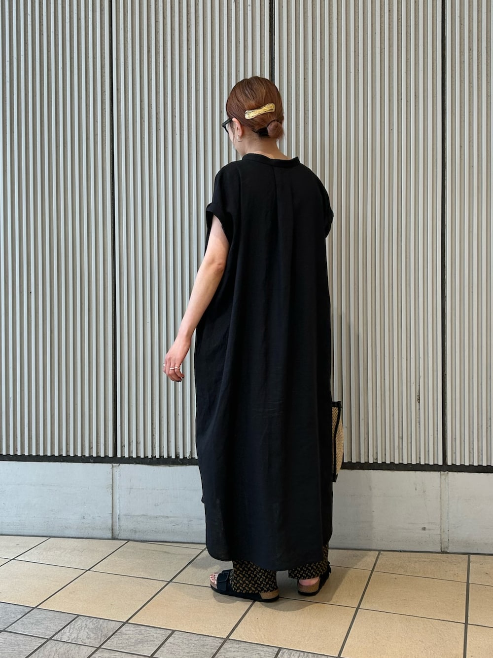 ブラック系のワンピース、ブラック系のその他パンツ、ブラック系のサンダルを着用したレディースの夏コーディネートの2枚目の写真
