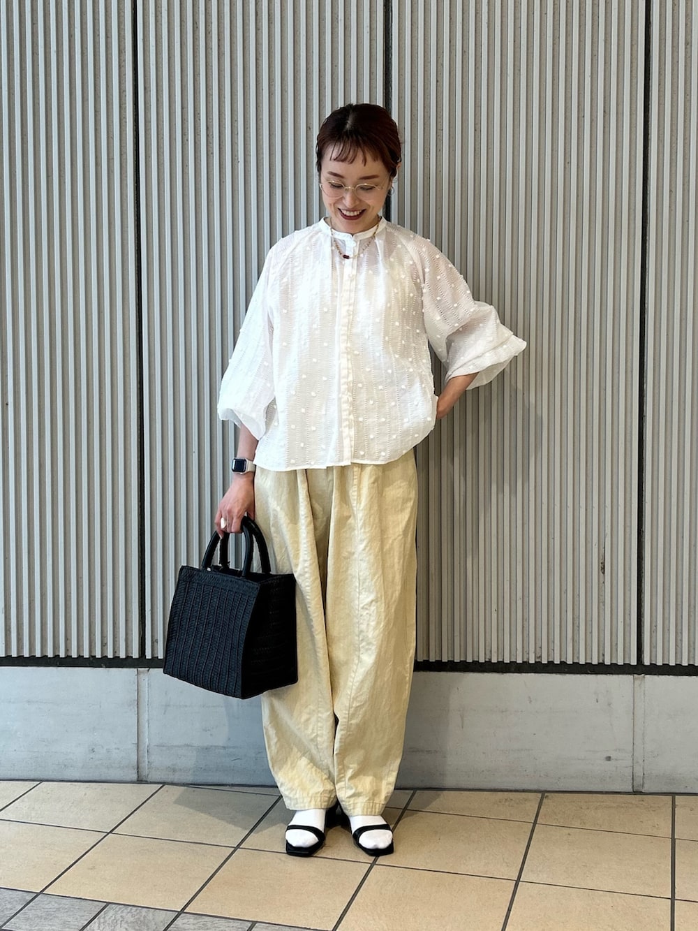 ホワイト系のシャツ/ブラウス、イエロー系のその他パンツ、ブラック系のサンダルを着用したレディースの春コーディネートの3枚目の写真