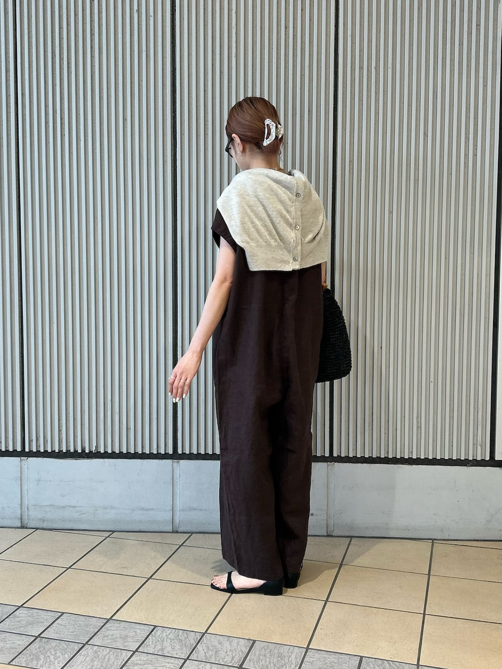 グレー系のその他パンツ、ベージュ系のカーディガン/ボレロ、ブラック系のサンダルを着用したレディースの春コーディネートの2枚目の写真