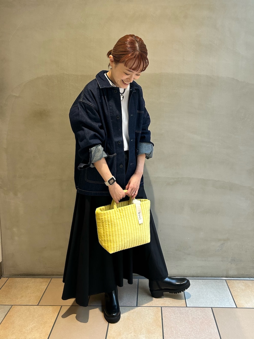 「秋服準備はじめました、ロングスカート、おでかけコーデ、オトナ女子、秋先取りコーデ、休日スタイル、楽チンコーデ、スカートスタイル、デニム、カバーオール、ママコーデ、イエベ秋、かぐれ、アーバンリサーチドアーズ」｜「かぐれの『ユニセックス』デニムカバーオール（カバーオール、ブルー系）」を使った、mayouedaさん（レディース・156cm）の秋コーディネートの4枚目の写真