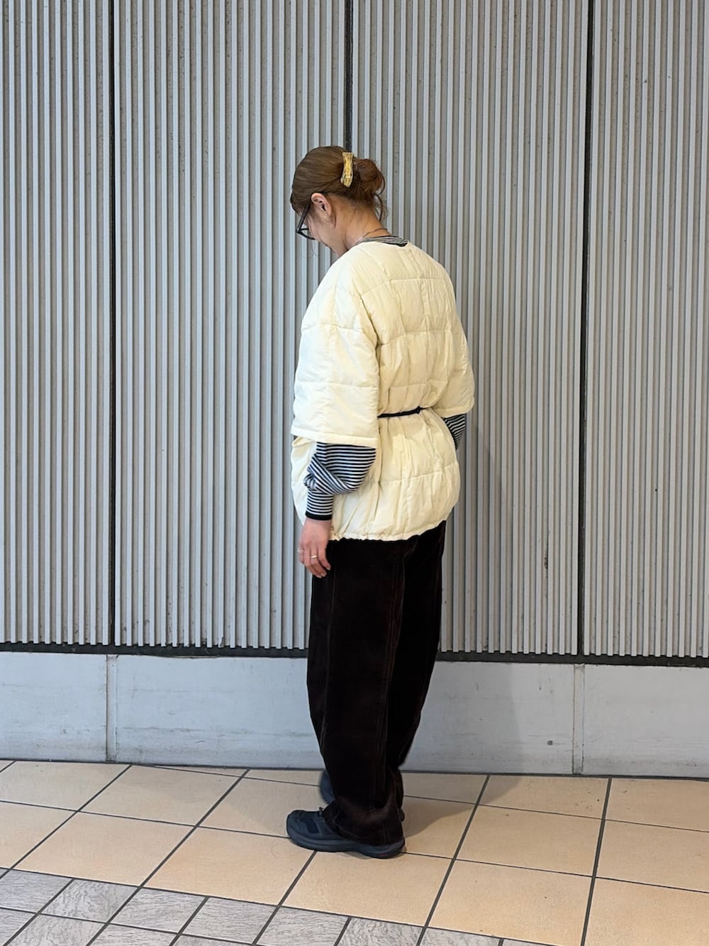 ブラウン系のその他パンツ、ホワイト系のその他アウター、ホワイト系のニット/セーターを着用したレディースの秋コーディネートの2枚目の写真