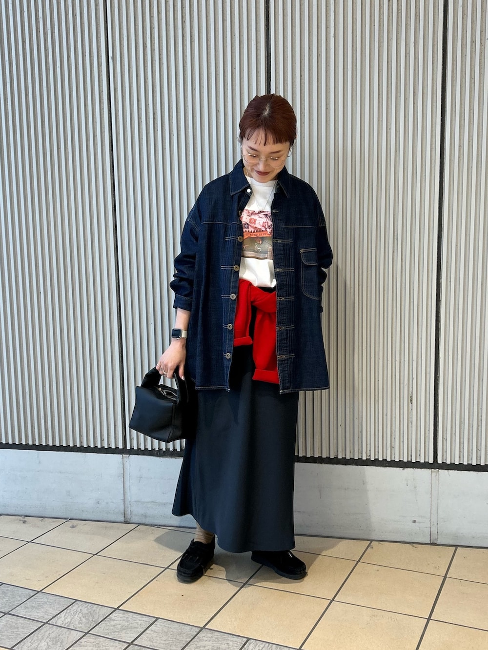 レッド系のカーディガン/ボレロ、ホワイト系のTシャツ/カットソー、ブルー系のスカートを着用したレディースの冬コーディネートの3枚目の写真