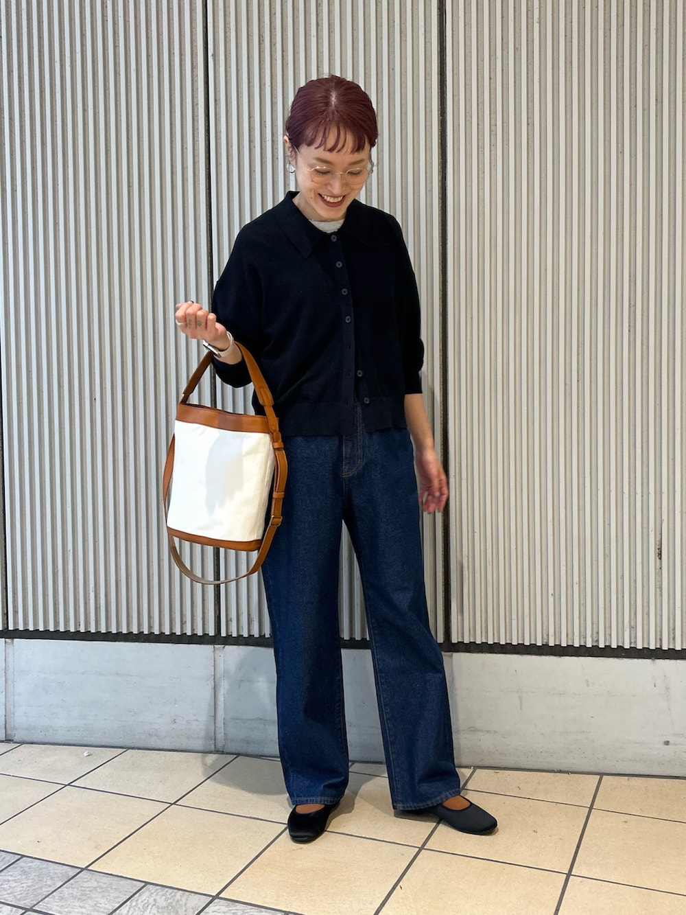 ブルー系のカーディガン/ボレロ、ブラウン系のショルダーバッグ、ブラック系のパンプスを着用したレディースの秋コーディネートの3枚目の写真