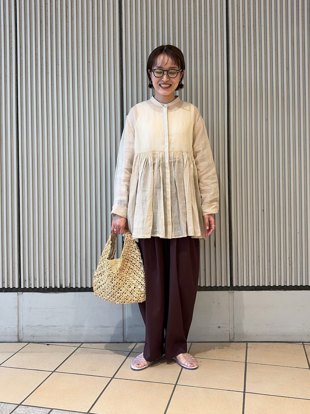 ベージュ系のシャツ/ブラウス、ホワイト系のタンクトップ、レッド系のその他パンツを着用したレディースの夏コーディネートの4枚目の写真