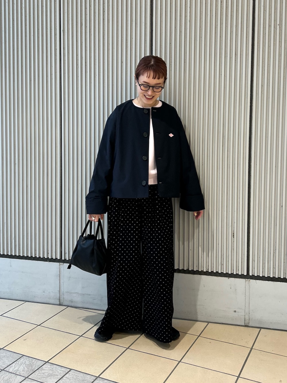 ピンク系のスウェット、ブラック系のその他パンツ、ブラック系のスニーカーを着用したレディースの春コーディネートの4枚目の写真