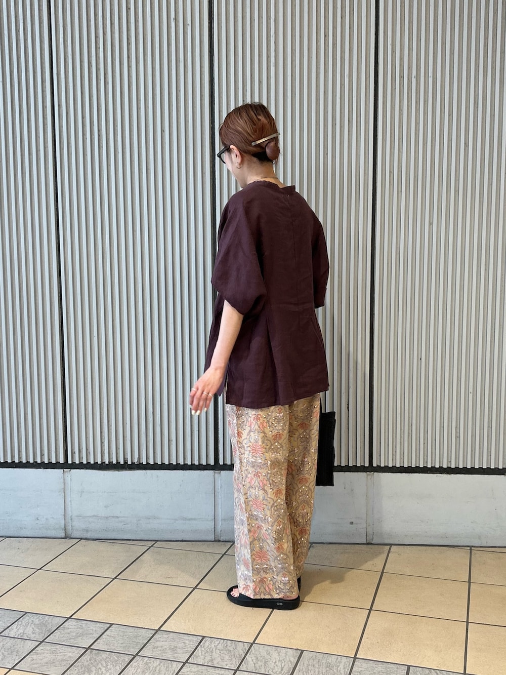 レッド系のシャツ/ブラウス、ブラック系のハンドバッグ、ベージュ系のその他パンツを着用したレディースの春コーディネートの3枚目の写真