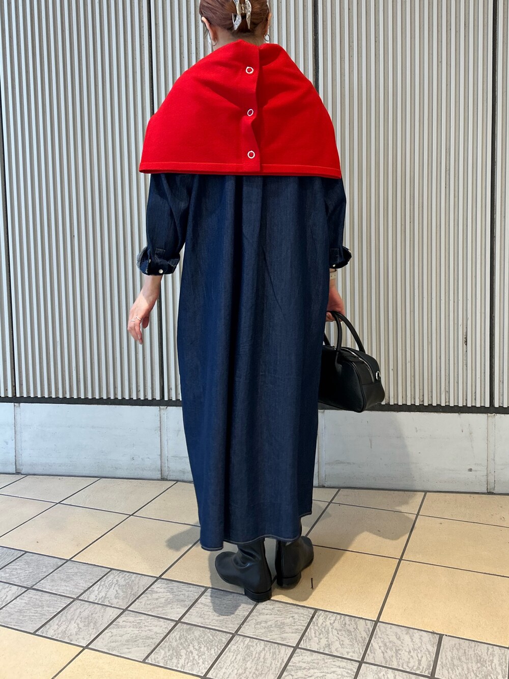 ブルー系のワンピース、レッド系のカーディガン/ボレロ、ブラック系のショルダーバッグを着用したレディースの秋コーディネートの3枚目の写真
