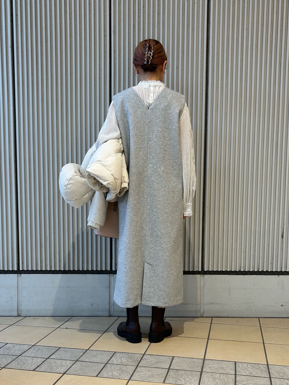 グレー系のワンピース、その他のシャツ/ブラウス、ホワイト系のダウンジャケット/コートを着用したレディースの冬コーディネートの2枚目の写真