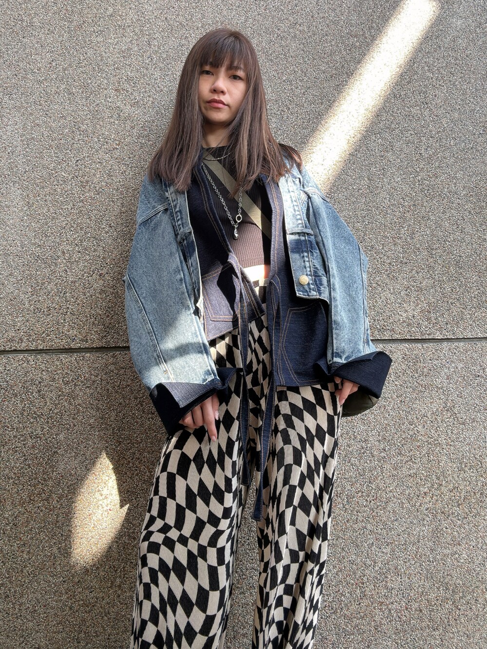 ブルー系のデニムジャケット、その他のチノパンツを着用したレディースの春コーディネートの4枚目の写真