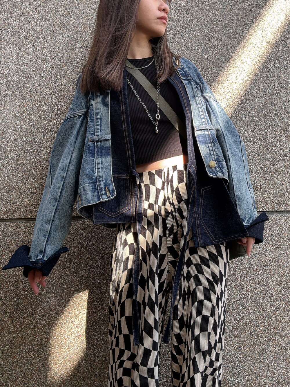 ブルー系のデニムジャケット、その他のチノパンツを着用したレディースの春コーディネートの2枚目の写真