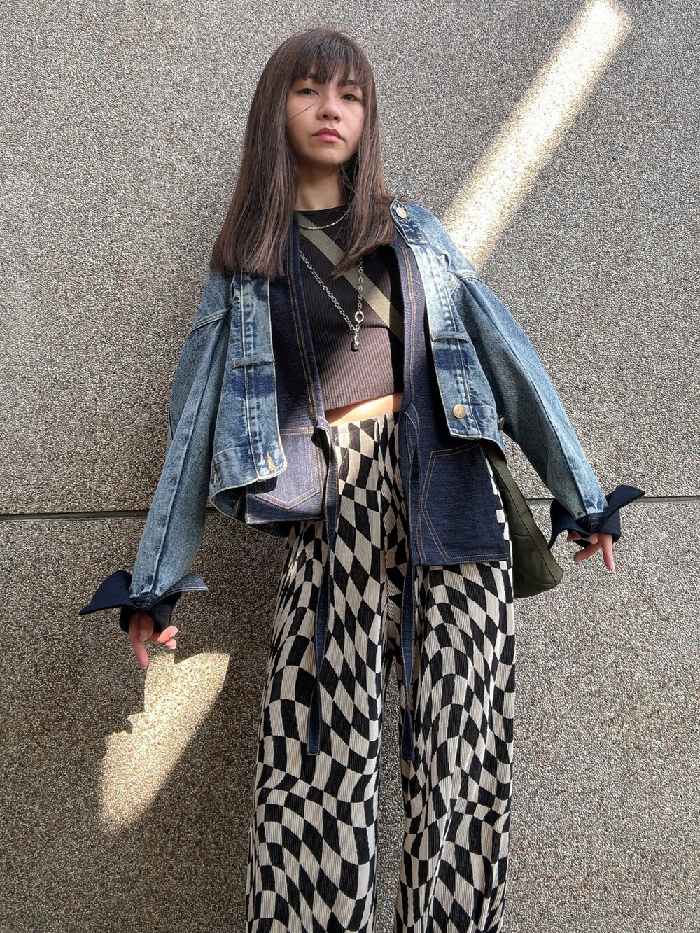 ブルー系のデニムジャケット、その他のチノパンツを着用したレディースの春コーディネートの3枚目の写真