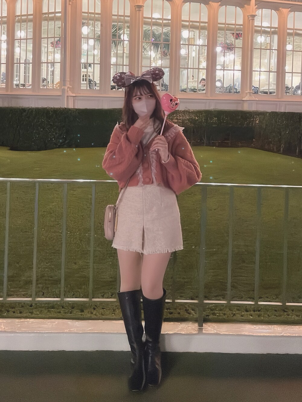 ピンク系のカーディガン/ボレロ、ベージュ系のパンツ、ブラック系のブーツを着用したレディースの春コーディネートの3枚目の写真