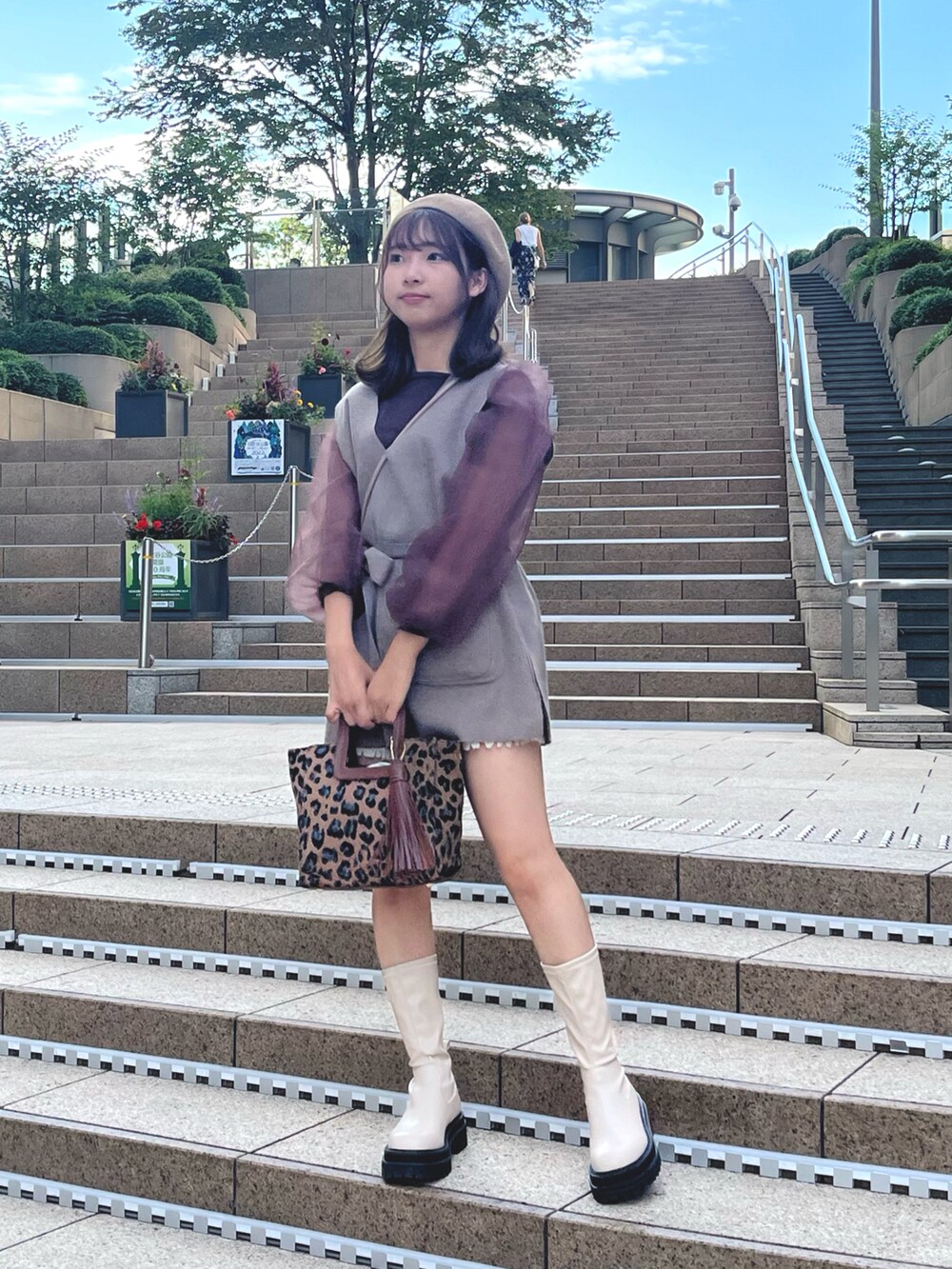 ブラウン系のニット/セーター、グレー系のトップス、ベージュ系のその他パンツを着用したレディースの春コーディネートの3枚目の写真