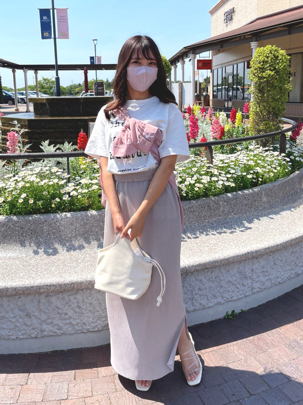 ピンク系のシャツ/ブラウスを着用したレディースの春コーディネートの2枚目の写真