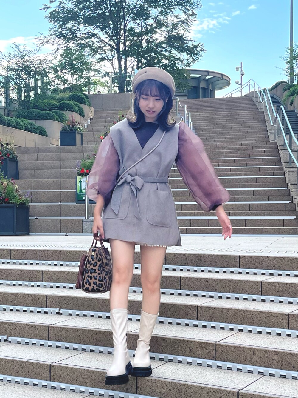 ブラウン系のニット/セーター、グレー系のトップス、ベージュ系のその他パンツを着用したレディースの春コーディネートの2枚目の写真