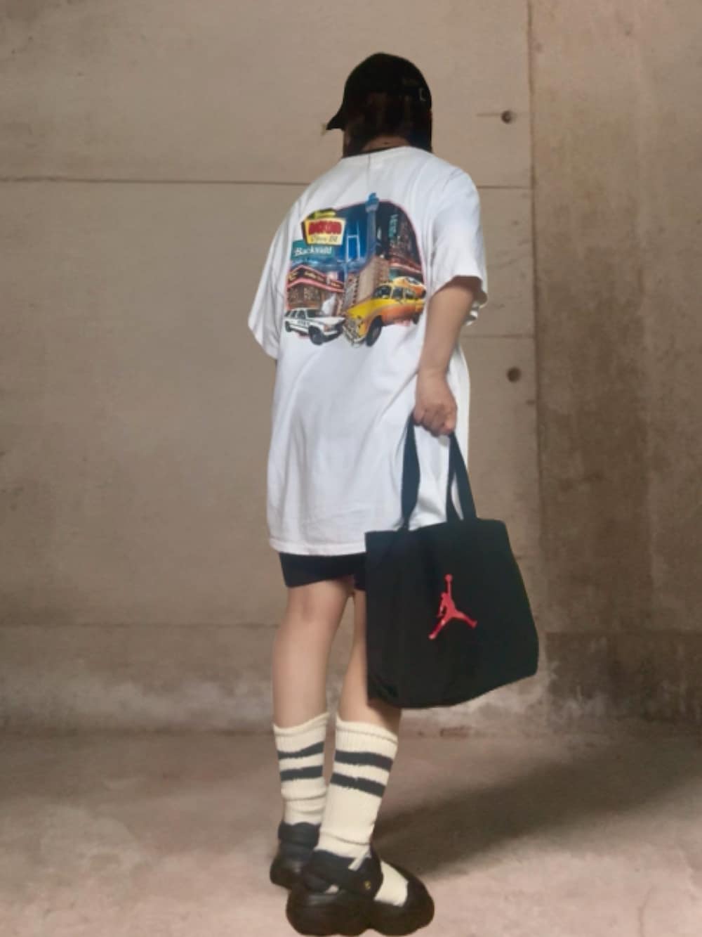 ホワイト系のTシャツ/カットソー、ブラック系のその他パンツ、ブラック系のトートバッグを着用したレディースの夏コーディネートの2枚目の写真
