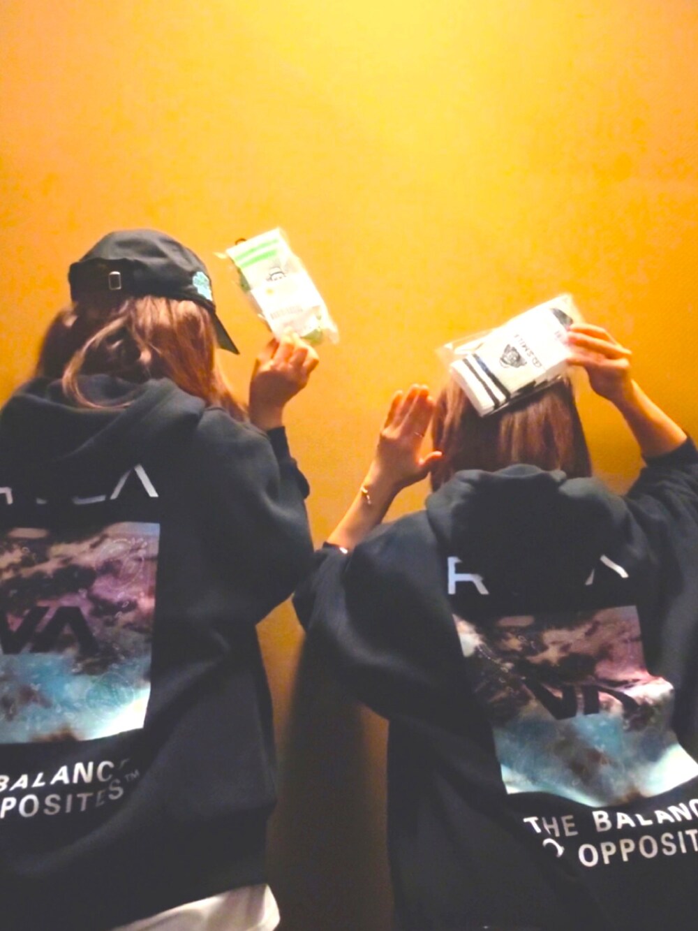 ブラック系のパーカー、ホワイト系のスニーカー、ホワイト系のショルダーバッグを着用したレディースの秋コーディネートの4枚目の写真