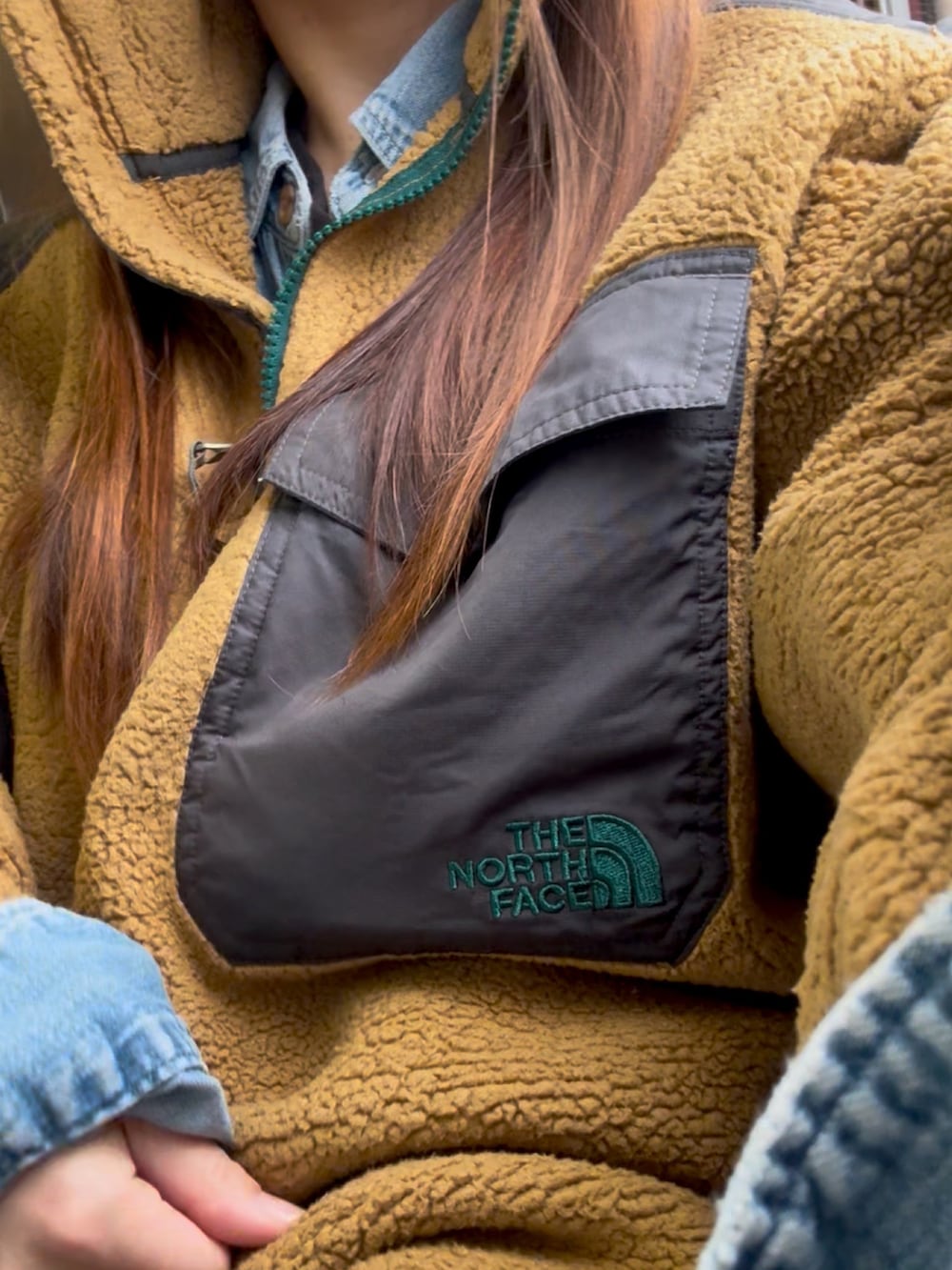 ベージュ系のジャケット/アウター、ブラック系のスニーカー、ブルー系のキャップを着用したレディースの冬コーディネートの3枚目の写真