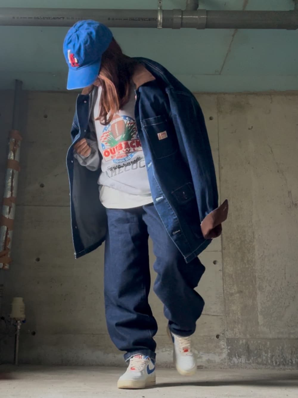 グレー系のスウェット、ホワイト系のスニーカー、ブルー系のデニムジャケットを着用したレディースの春コーディネートの3枚目の写真