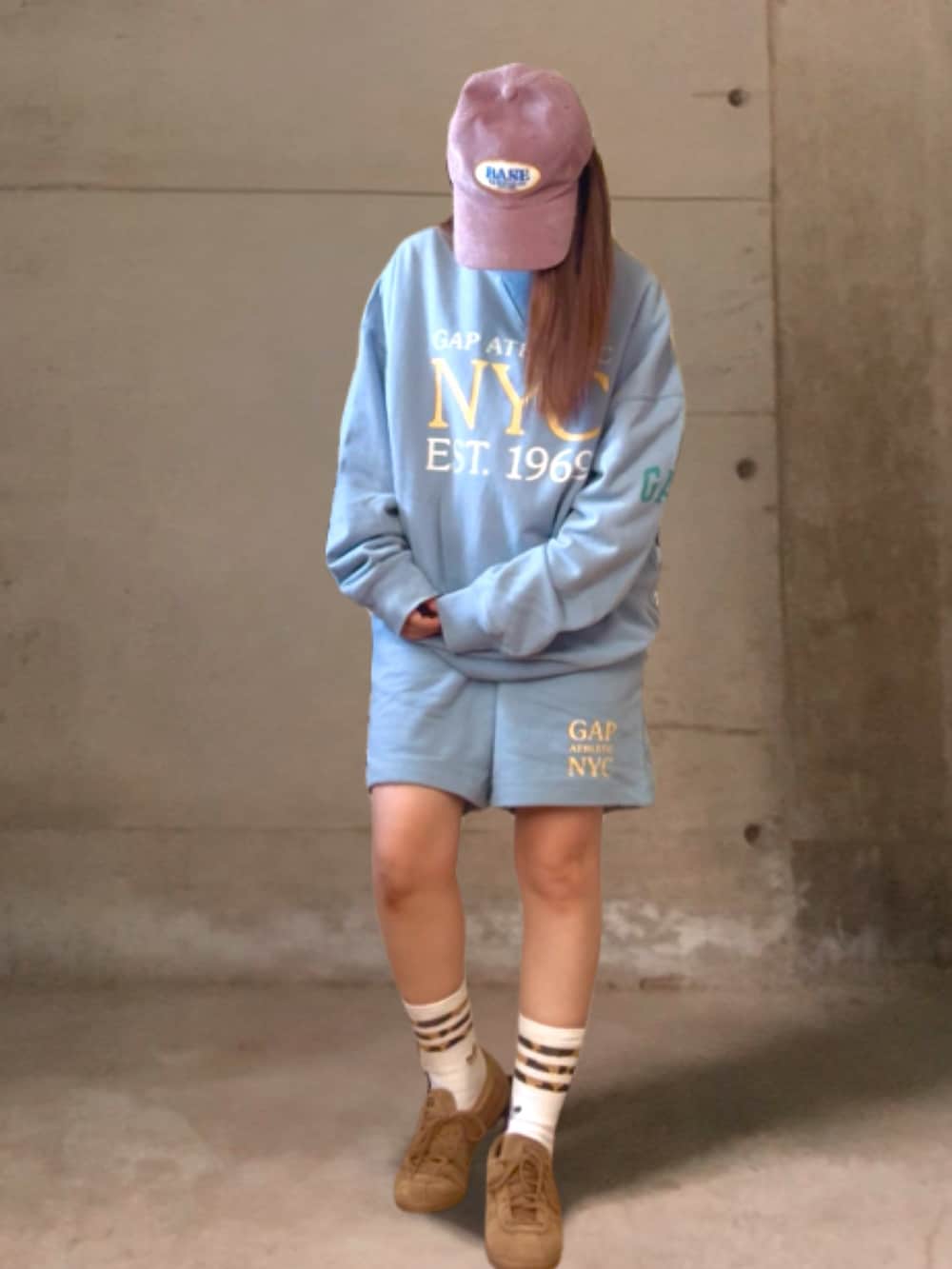 ブルー系のスウェット、ブルー系のその他パンツ、ブラウン系のスニーカーを着用したレディースの秋コーディネートの2枚目の写真