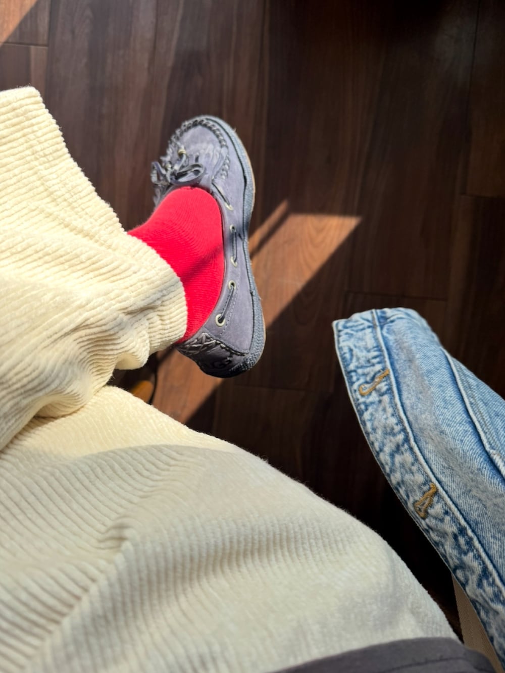 ブルー系のスウェット、ブルー系のデニムジャケット、グリーン系のバックパック/リュックを着用したレディースの秋コーディネートの4枚目の写真