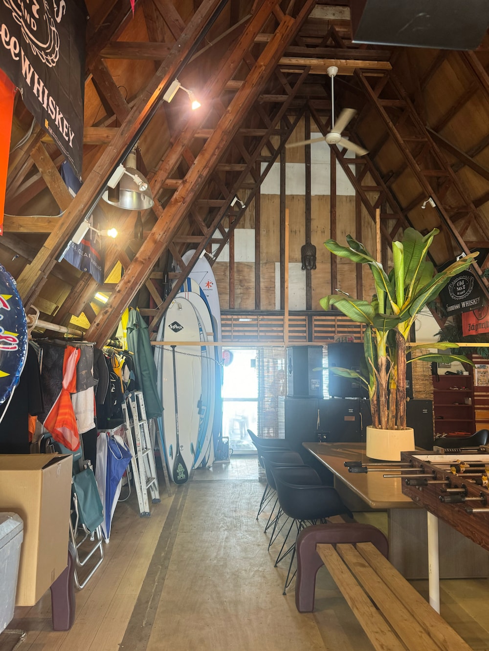 グリーン系のTシャツ/カットソー、ブラック系のタンクトップ、ホワイト系のショルダーバッグを着用したレディースの秋コーディネートの4枚目の写真