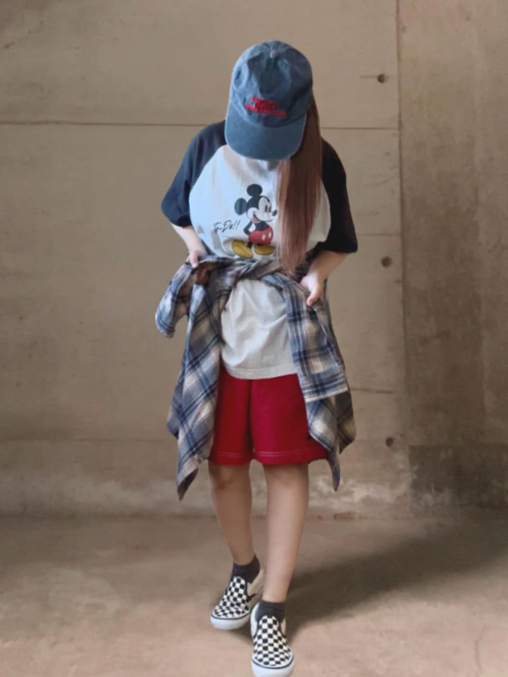 ブラック系のTシャツ/カットソー、ホワイト系のスニーカー、レッド系のその他パンツを着用したレディースの秋コーディネートの2枚目の写真