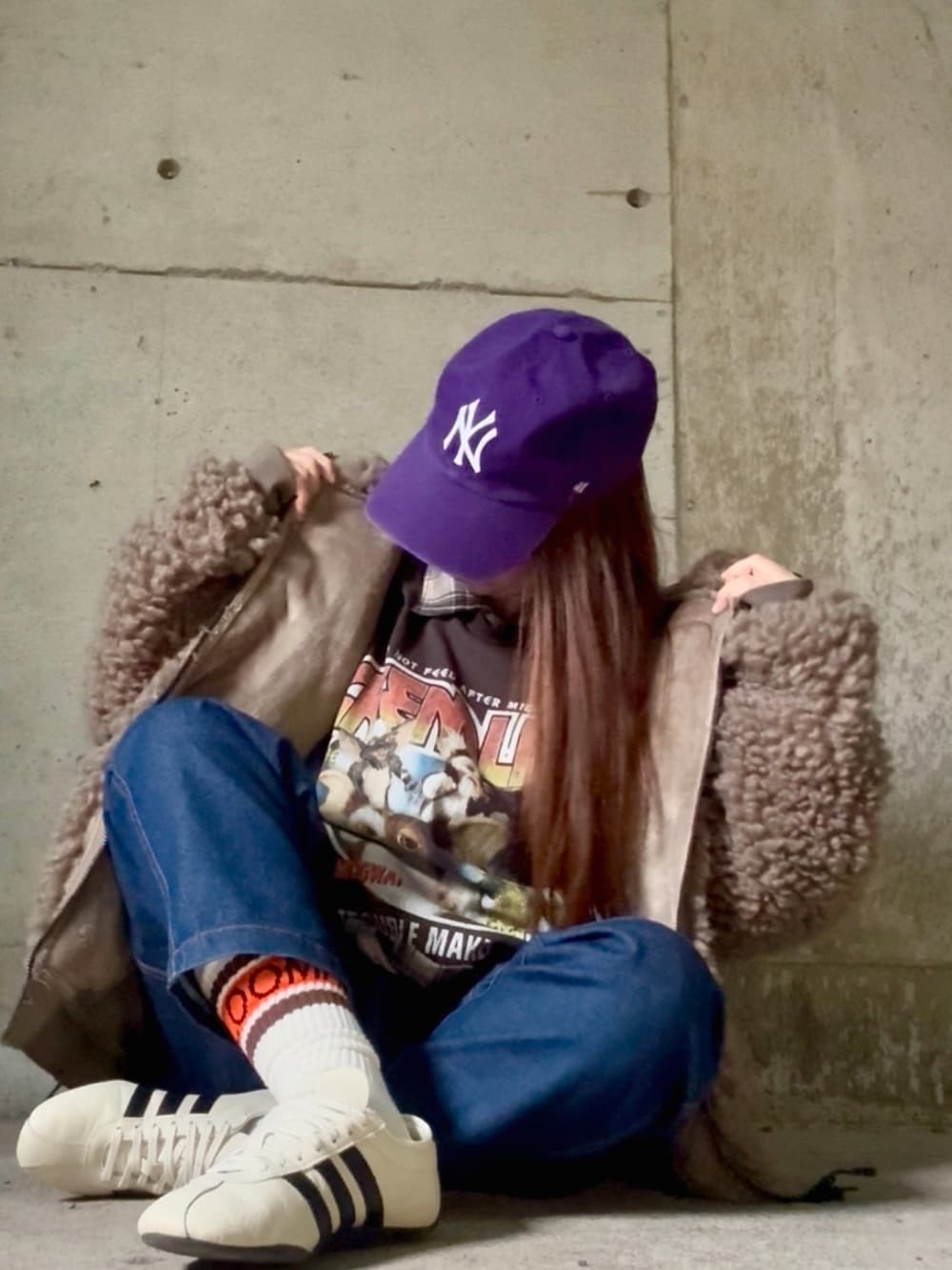 グレー系のTシャツ/カットソー、ホワイト系のスニーカー、ベージュ系のシャツ/ブラウスを着用したレディースの冬コーディネートの3枚目の写真