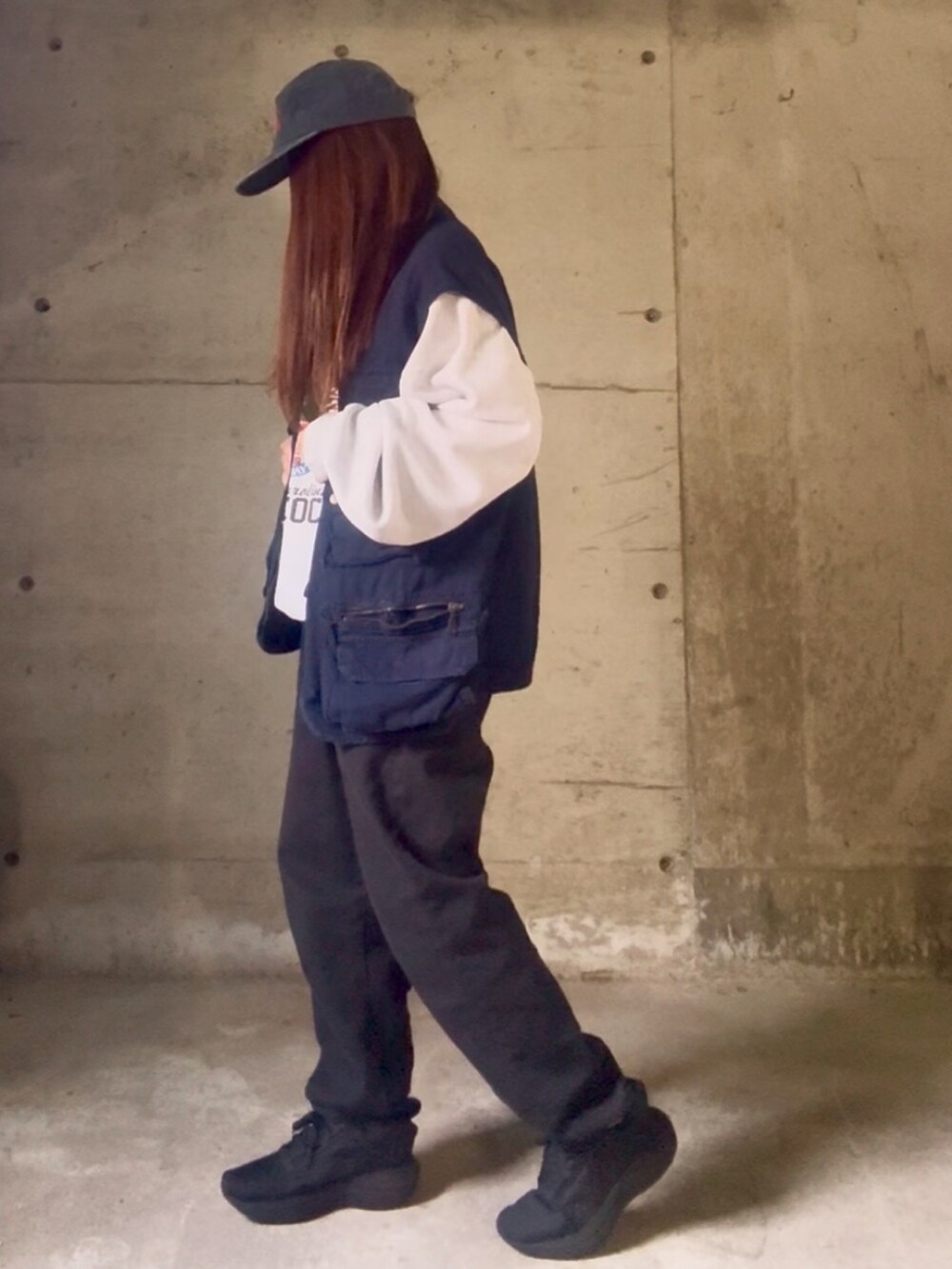 その他のその他トップス、グレー系のスウェット、ブラック系のスニーカーを着用したレディースの秋コーディネートの3枚目の写真