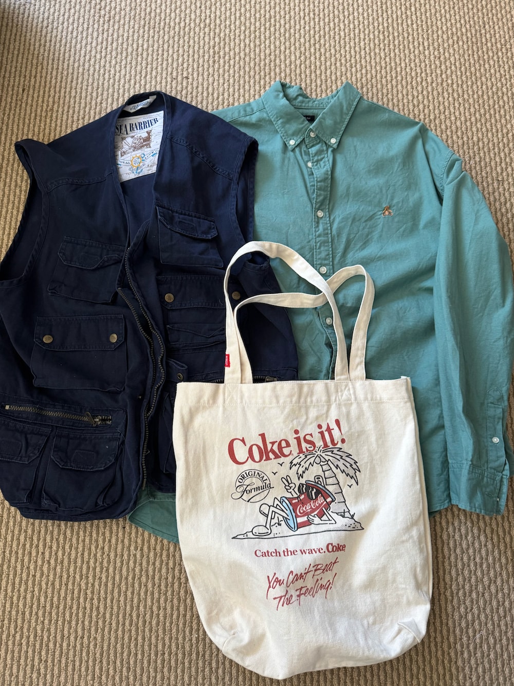 ホワイト系のトートバッグ、ブラウン系のつなぎ/オールインワン、ブルー系のローファーを着用したレディースの秋コーディネートの4枚目の写真