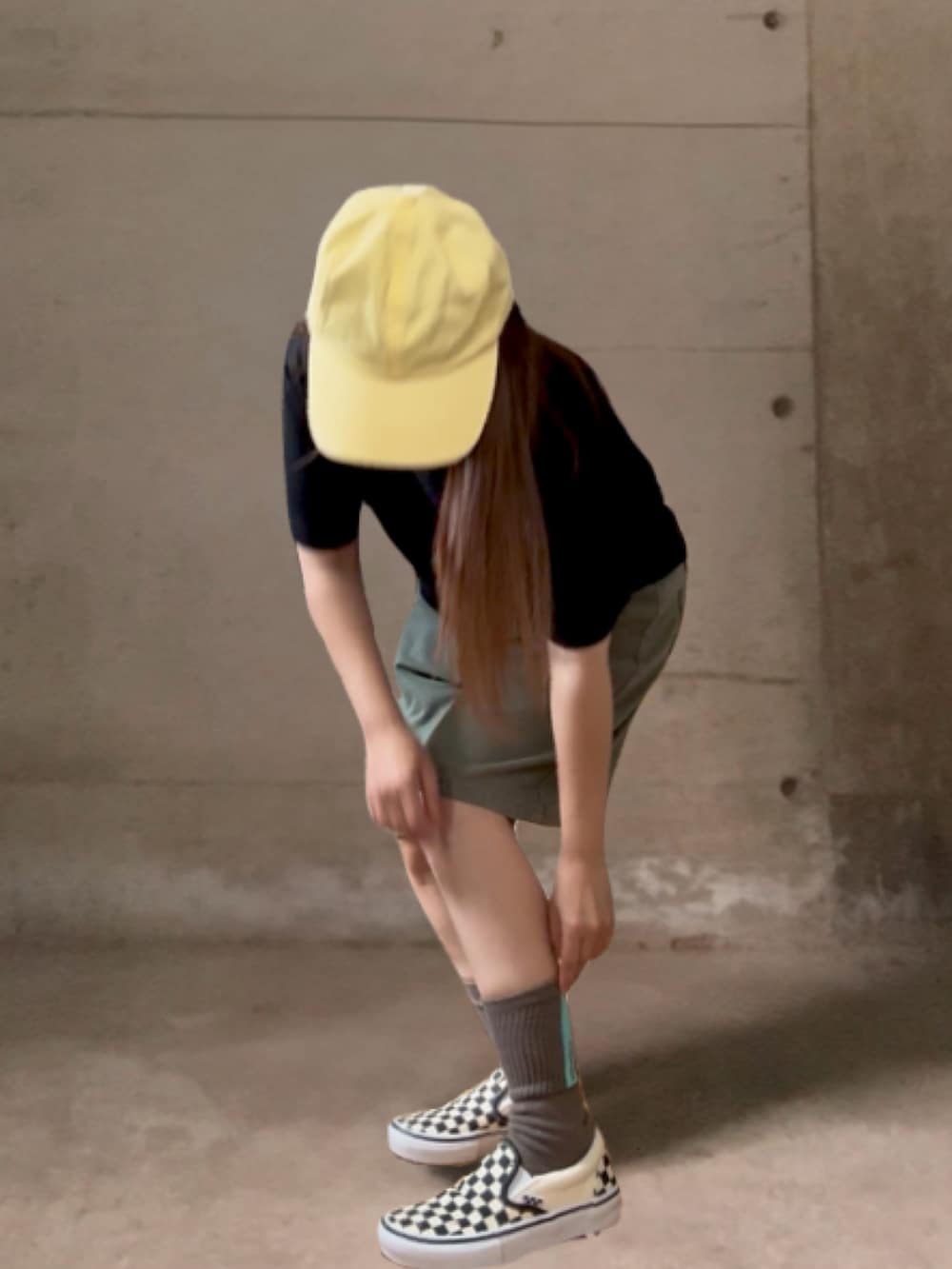 ホワイト系のスニーカー、グリーン系のパンツ、グレー系のソックス/靴下を着用したレディースの夏コーディネートの2枚目の写真