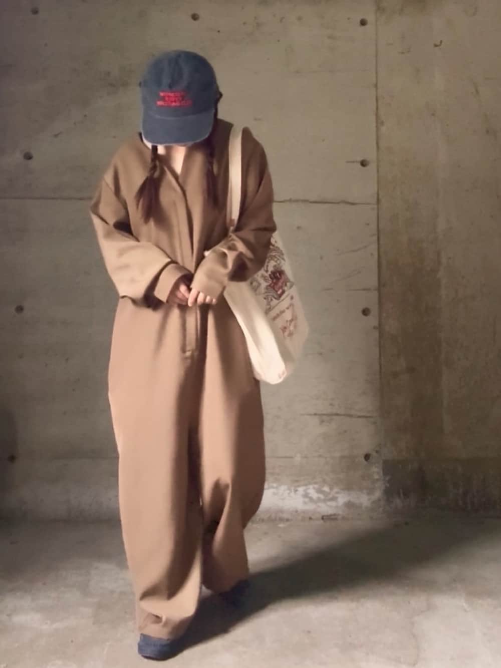 ホワイト系のトートバッグ、ブラウン系のつなぎ/オールインワン、ブルー系のローファーを着用したレディースの秋コーディネートの2枚目の写真