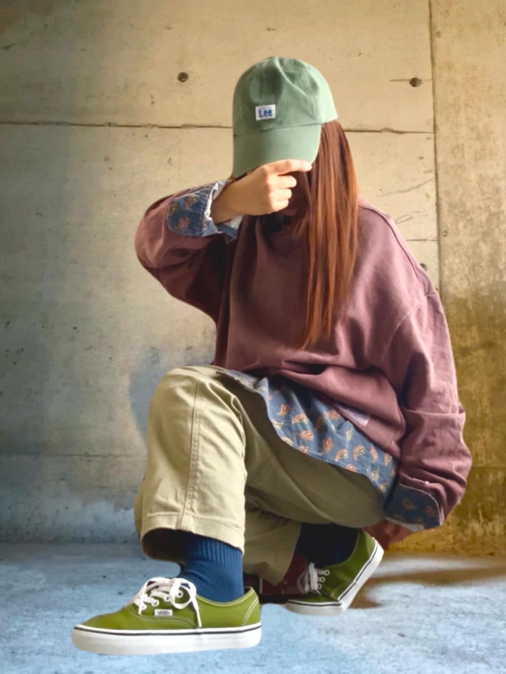 ベージュ系のダウンジャケット/コート、グリーン系のスニーカー、ブルー系のシャツ/ブラウスを着用したレディースの冬コーディネートの2枚目の写真