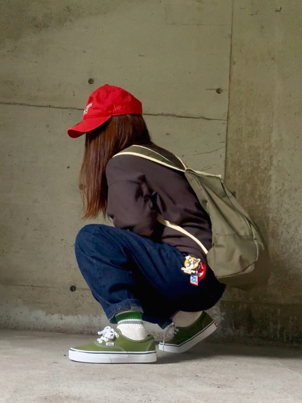 グレー系のTシャツ/カットソー、グリーン系のスニーカー、グリーン系のバックパック/リュックを着用したレディースの夏コーディネートの4枚目の写真