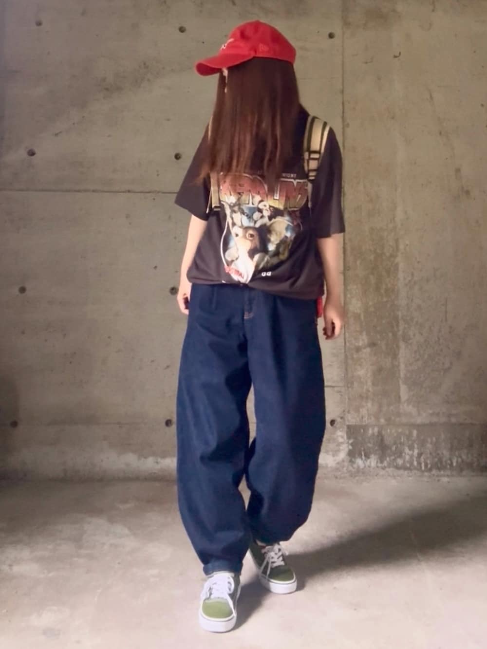 グレー系のTシャツ/カットソー、グリーン系のスニーカー、グリーン系のバックパック/リュックを着用したレディースの夏コーディネートの3枚目の写真