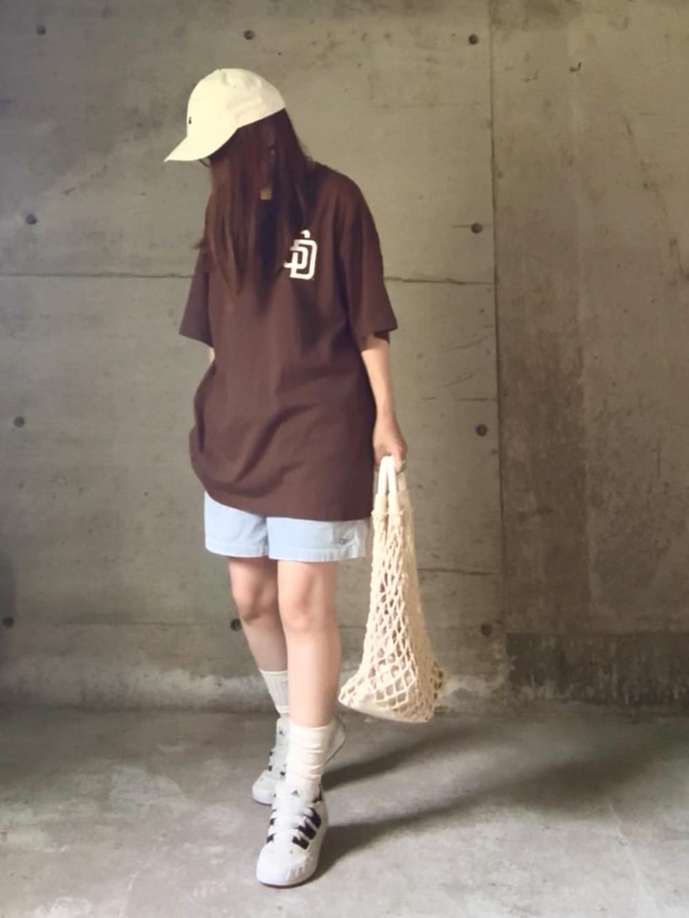 ホワイト系のトートバッグ、ブラウン系のTシャツ/カットソー、ブルー系のその他パンツを着用したレディースの夏コーディネートの2枚目の写真