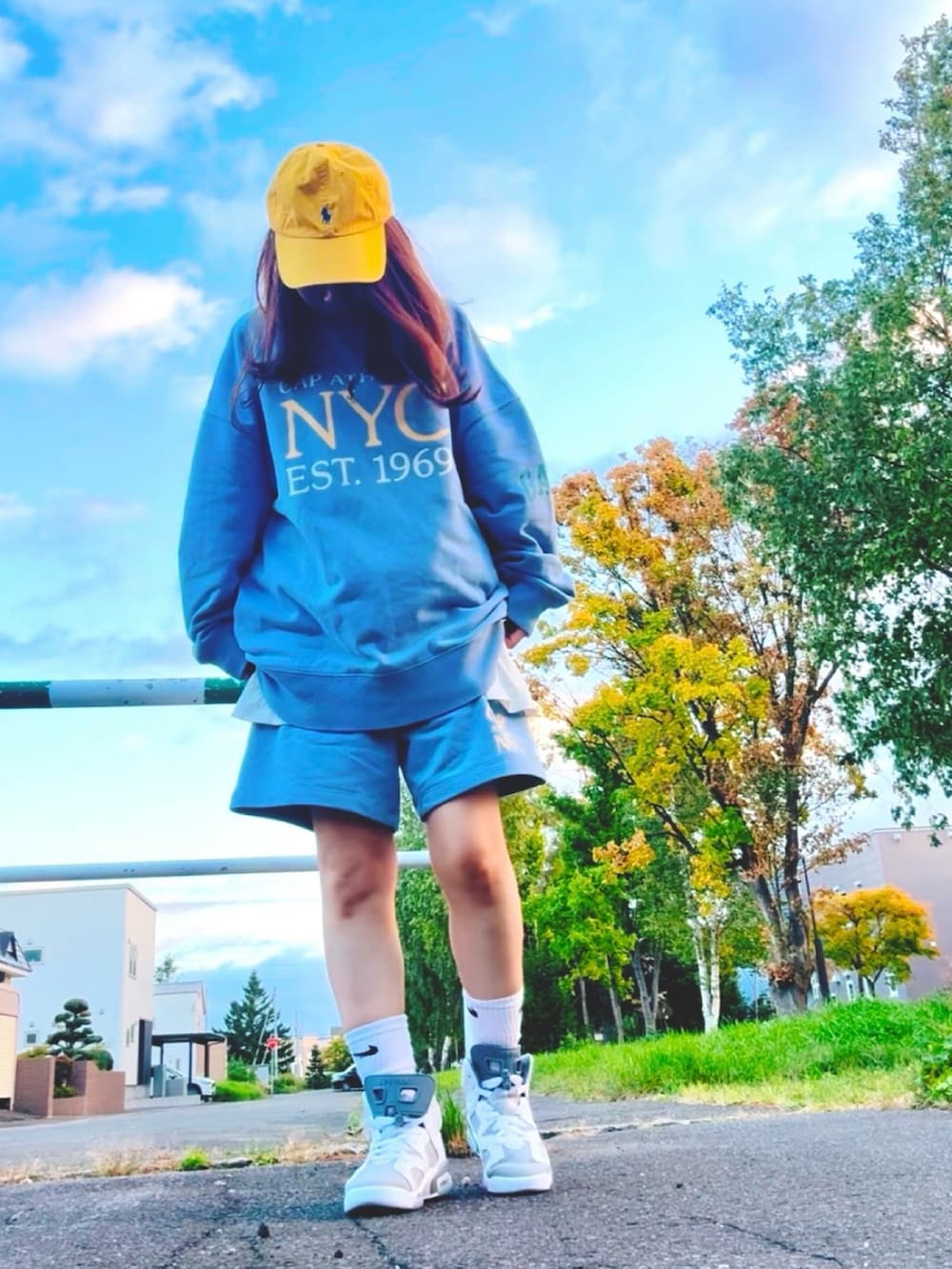 ブルー系のスウェット、ブルー系のその他パンツ、ブラウン系のスニーカーを着用したレディースの秋コーディネートの3枚目の写真