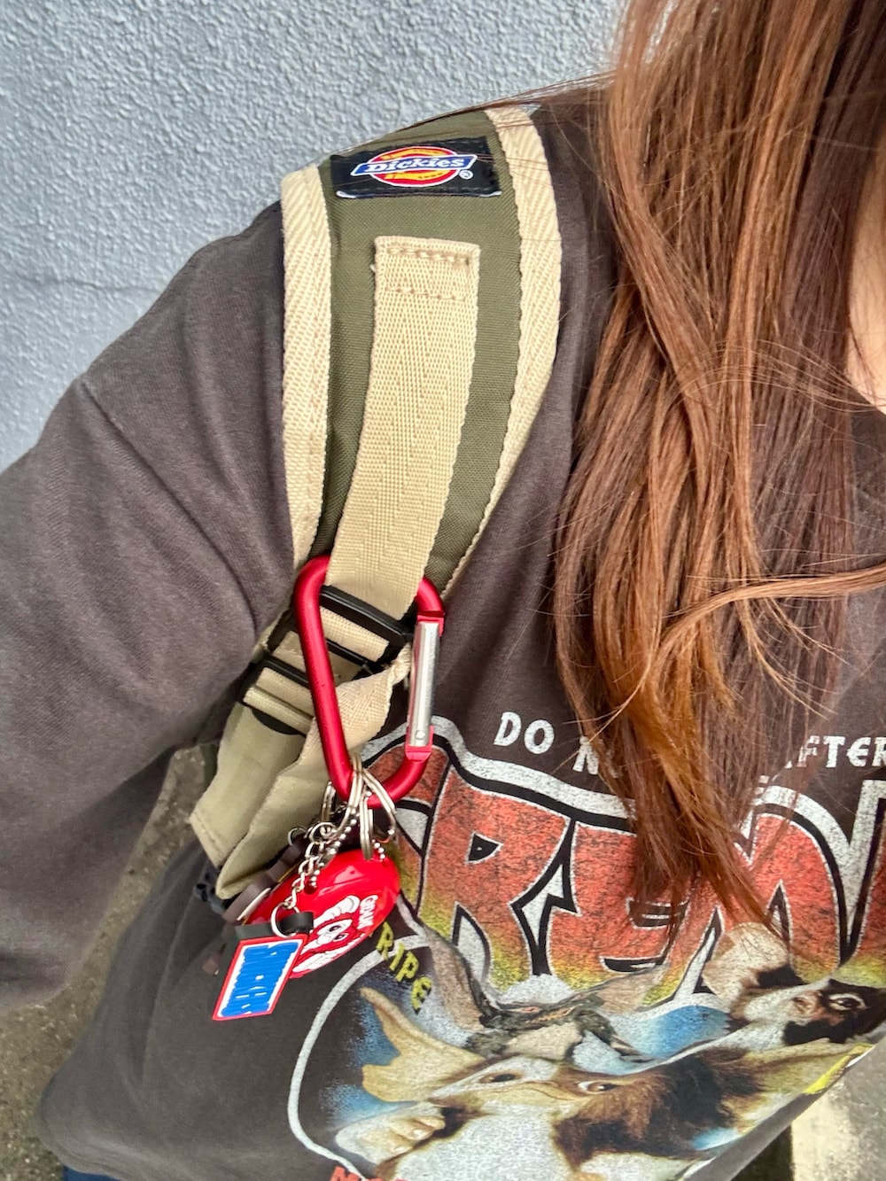 グレー系のTシャツ/カットソー、グリーン系のスニーカー、グリーン系のバックパック/リュックを着用したレディースの夏コーディネートの5枚目の写真