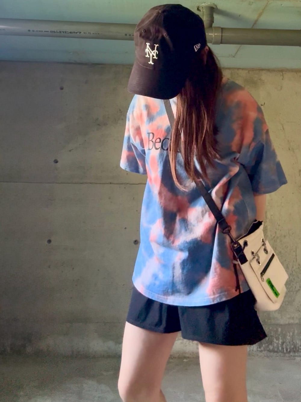 ブルー系のTシャツ/カットソー、ホワイト系のサンダル、ホワイト系のショルダーバッグを着用したレディースの夏コーディネートの3枚目の写真