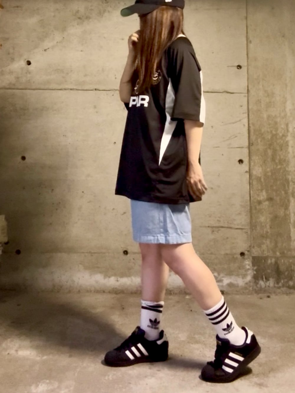 ブラック系のスニーカー、ブラック系のTシャツ/カットソー、ブルー系のその他パンツを着用したレディースの夏コーディネートの2枚目の写真