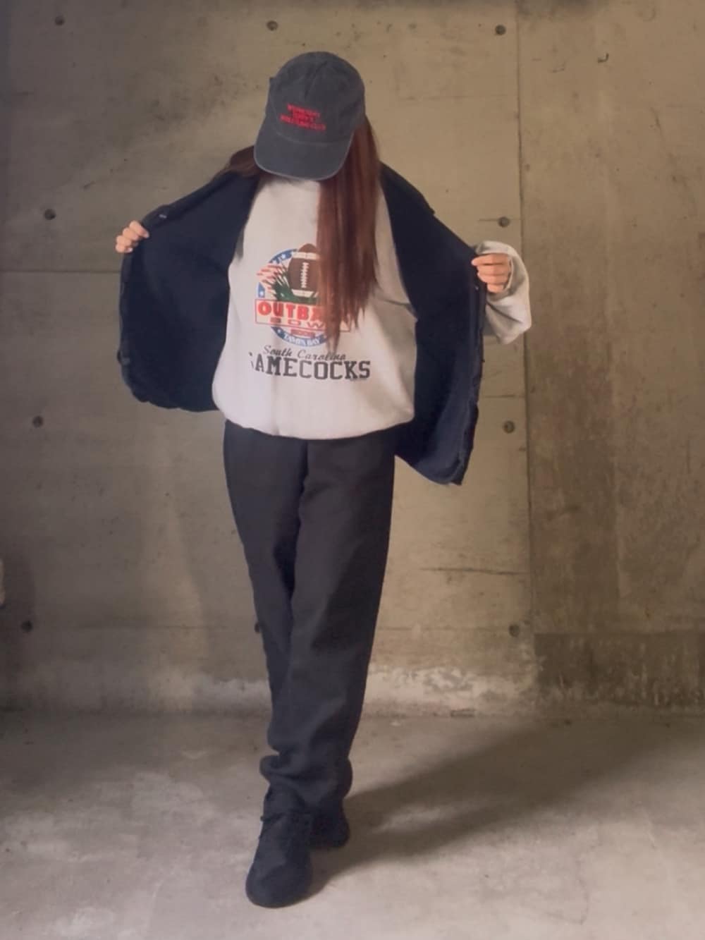 その他のその他トップス、グレー系のスウェット、ブラック系のスニーカーを着用したレディースの秋コーディネートの2枚目の写真