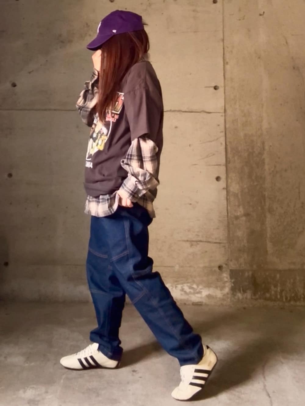 グレー系のTシャツ/カットソー、ホワイト系のスニーカー、ベージュ系のシャツ/ブラウスを着用したレディースの冬コーディネートの2枚目の写真