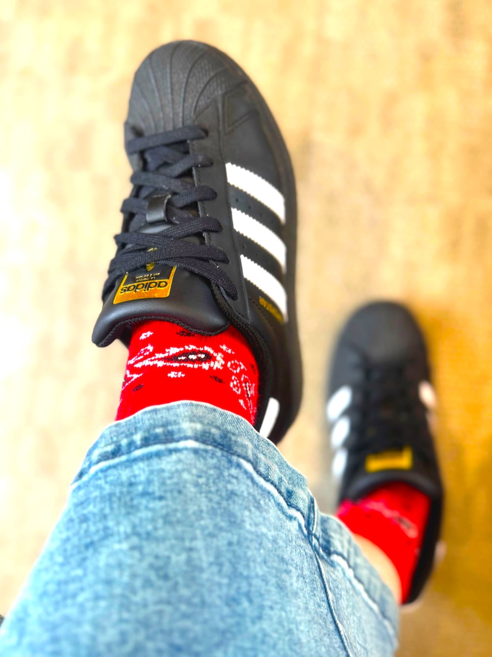 ブラック系のスニーカー、ホワイト系のTシャツ/カットソー、ブルー系のスカートを着用したレディースの夏コーディネートの5枚目の写真