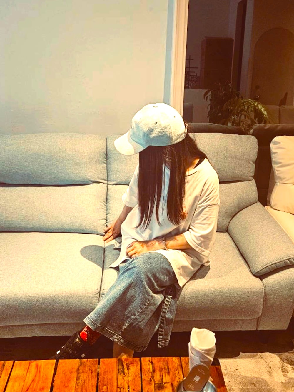 ブラック系のスニーカー、ホワイト系のTシャツ/カットソー、ブルー系のスカートを着用したレディースの夏コーディネートの2枚目の写真