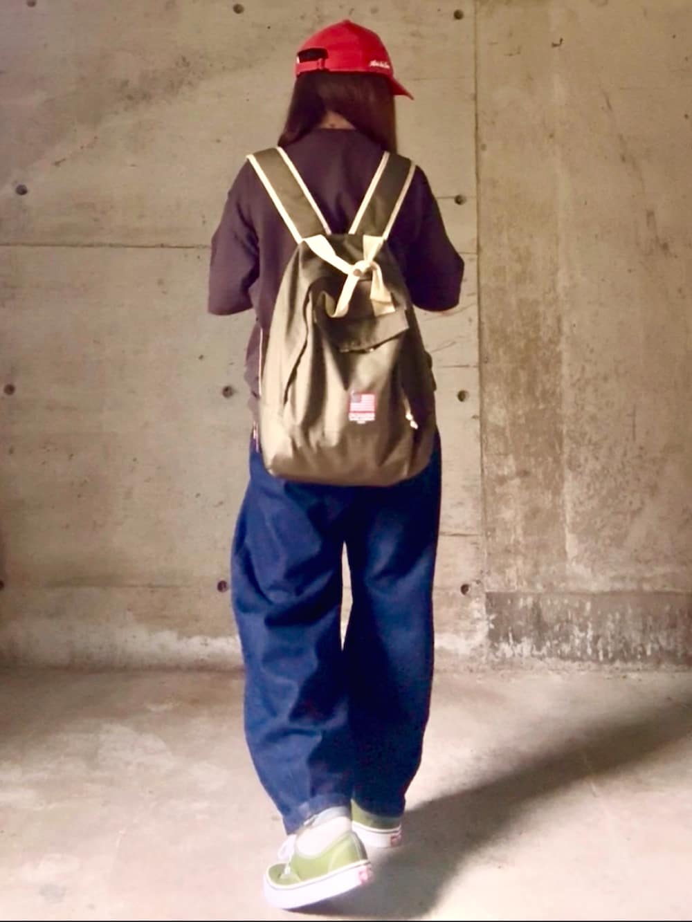 グレー系のTシャツ/カットソー、グリーン系のスニーカー、グリーン系のバックパック/リュックを着用したレディースの夏コーディネートの2枚目の写真