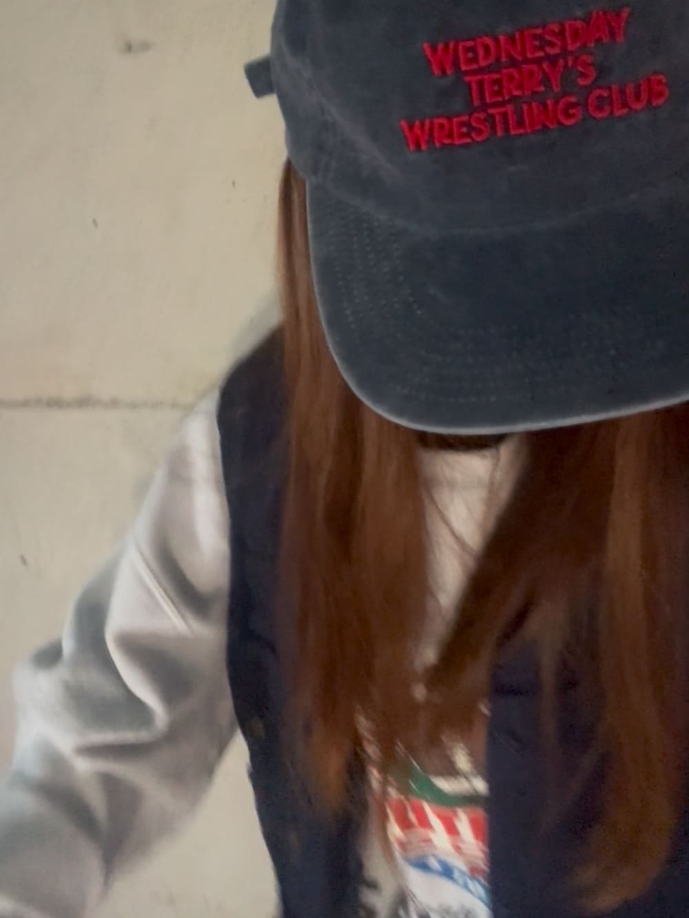 その他のその他トップス、グレー系のスウェット、ブラック系のスニーカーを着用したレディースの秋コーディネートの4枚目の写真