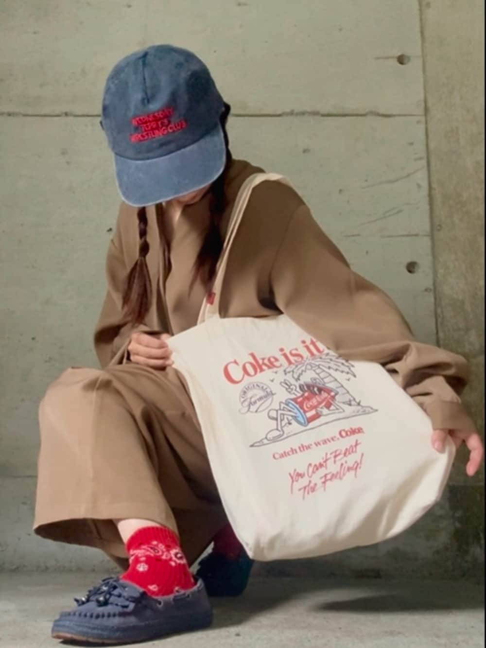 ホワイト系のトートバッグ、ブラウン系のつなぎ/オールインワン、ブルー系のローファーを着用したレディースの秋コーディネートの3枚目の写真