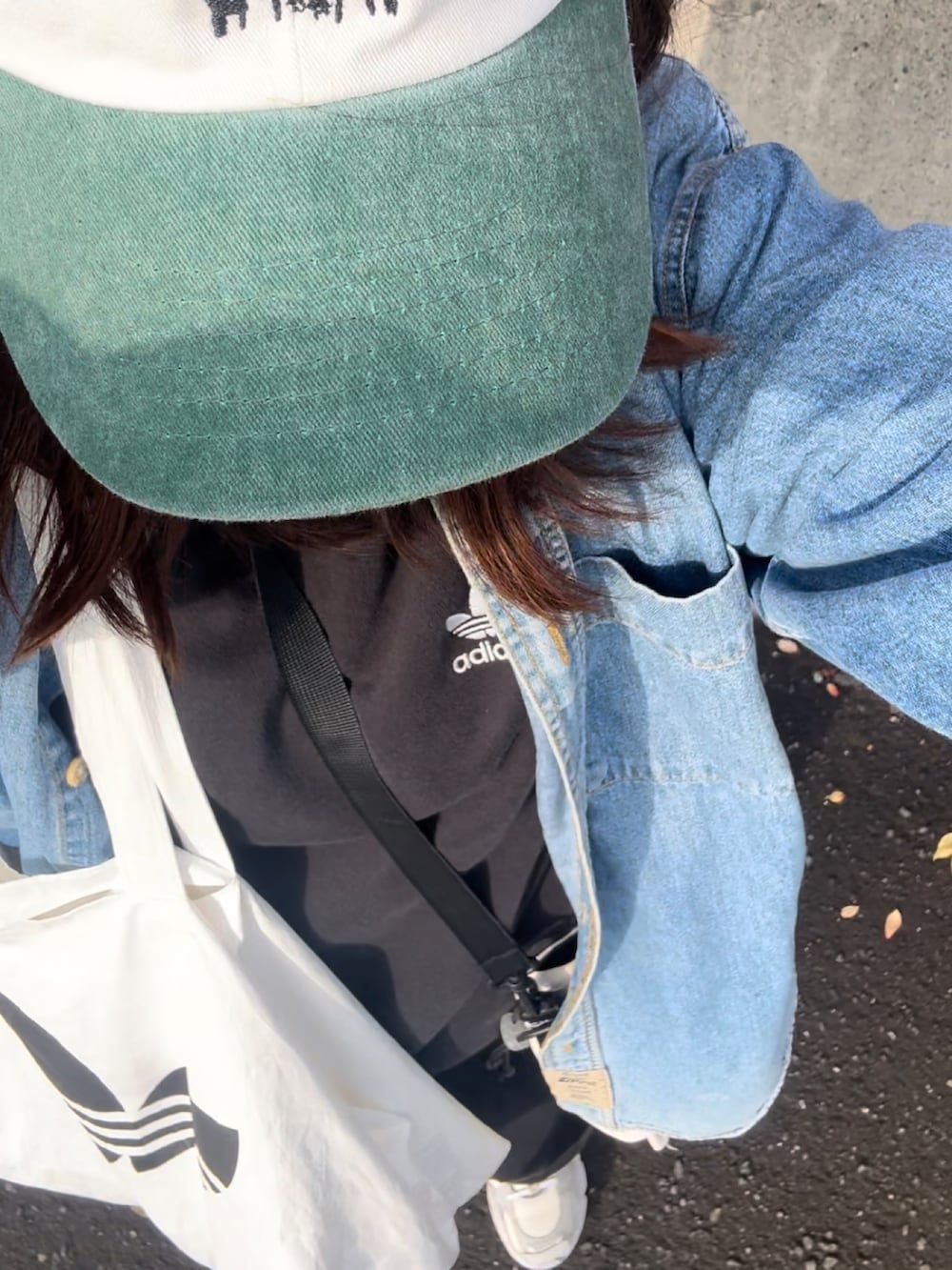 ブラック系のスウェット、ブルー系のシャツ/ブラウス、ブラック系のパンツを着用したレディースの秋コーディネートの4枚目の写真